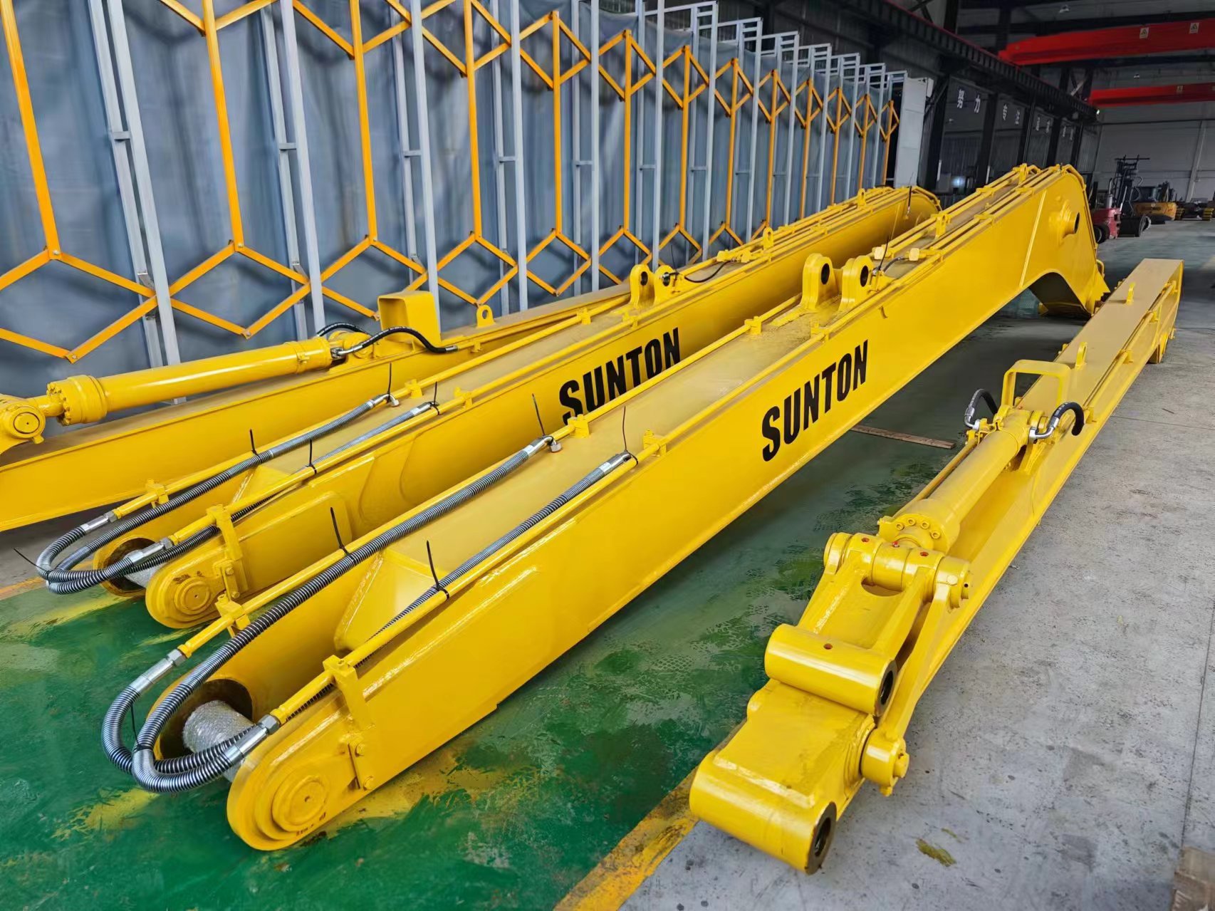 Four Sets of  Long Reach Booms for Hyundai R180W and R210W Wheel Excavators were Supplied
